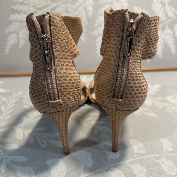 Vince Camuto wome’s Camden Beige Strap Open Toe Heels Size 6M /36 - Picture 4 of 7